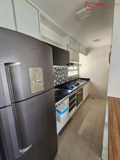 Apartamento mobiliado 2/4 com suíte, varanda ampla e excelente localização em Lauro de Freitas.