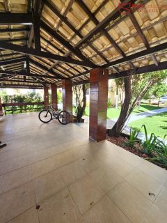 Apartamento mobiliado 2/4 com suíte, varanda ampla e excelente localização em Lauro de Freitas.