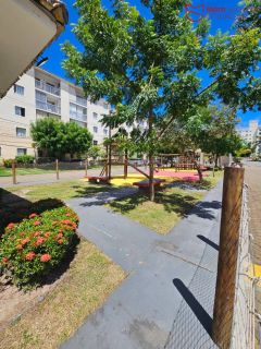 Apartamento mobiliado 2/4 com suíte, varanda ampla e excelente localização em Lauro de Freitas.