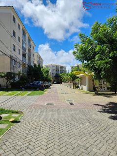 Apartamento mobiliado 2/4 com suíte, varanda ampla e excelente localização em Lauro de Freitas.