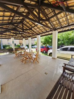 Apartamento mobiliado 2/4 com suíte, varanda ampla e excelente localização em Lauro de Freitas.