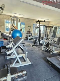 Apartamento mobiliado 2/4 com suíte, varanda ampla e excelente localização em Lauro de Freitas.