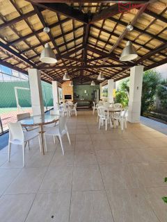 Apartamento mobiliado 2/4 com suíte, varanda ampla e excelente localização em Lauro de Freitas.