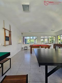 Apartamento mobiliado 2/4 com suíte, varanda ampla e excelente localização em Lauro de Freitas.