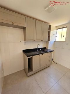 Apartamento 2/4 com cobertura, suíte e excelente localização em Vilas do Atlântico.