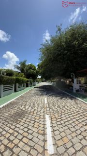 Casa em condomínio, totalmente  planejada , 3/4 em Buraquinho a 2km da praia.