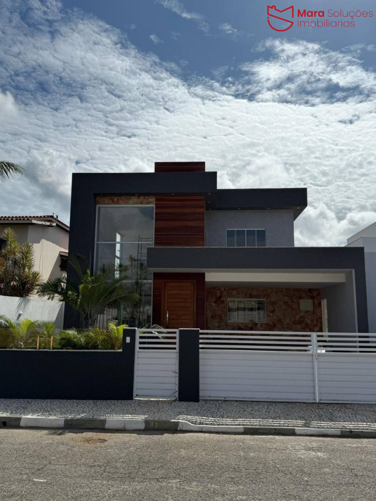 Casa Alto Padrão no Condomínio Parque do Jacuípe com 4 Suítes, Piscina e 270m² em Terreno de 500m².