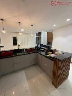 Casa Alto Padrão no Condomínio Parque do Jacuípe com 4 Suítes, Piscina e 270m² em Terreno de 500m².