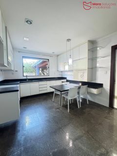 Casa de alto padrão em Vilas do Atlântico – localização privilegiada