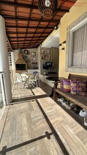 Casa Semimobiliada com 2 Suítes no Centro de Lauro de Freitas