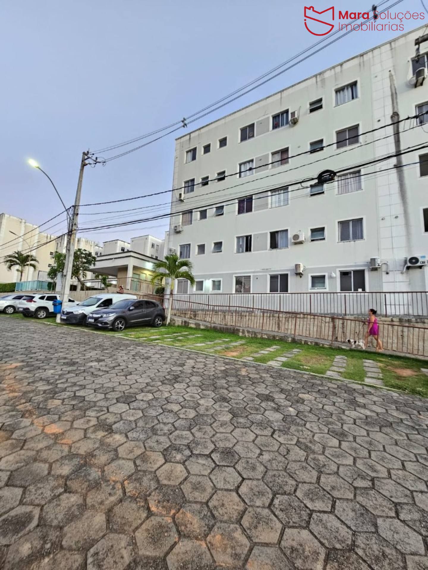 Apartamento 2/4 com planejados e porcelanato para aluguel no Parque Solar das Palmeiras.