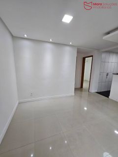 Apartamento 2/4 com planejados e porcelanato para aluguel no Parque Solar das Palmeiras.