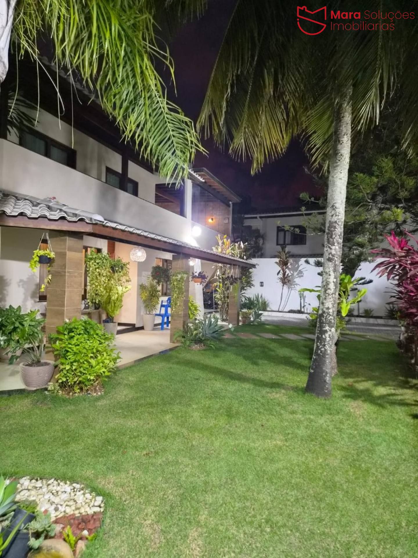 Casa recém reformada com excelente padrão de acabamento e ampla área de lazer.