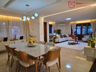 Casa recém reformada com excelente padrão de acabamento e ampla área de lazer.