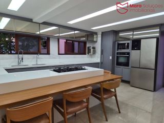 Casa recém reformada com excelente padrão de acabamento e ampla área de lazer.