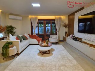 Casa recém reformada com excelente padrão de acabamento e ampla área de lazer.