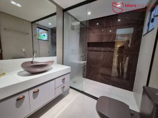 Casa recém reformada com excelente padrão de acabamento e ampla área de lazer.