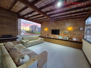 Casa recém reformada com excelente padrão de acabamento e ampla área de lazer.