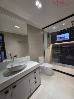 Casa recém reformada com excelente padrão de acabamento e ampla área de lazer.