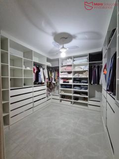 Casa recém reformada com excelente padrão de acabamento e ampla área de lazer.