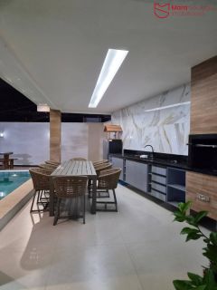Casa recém reformada com excelente padrão de acabamento e ampla área de lazer.