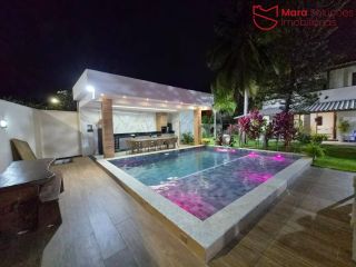 Casa recém reformada com excelente padrão de acabamento e ampla área de lazer.