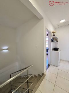 Casa á venda com 4/4 em Buraquinho | Churrasqueira | SPA | Energia solar.