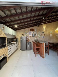 Casa á venda com 4/4 em Buraquinho | Churrasqueira | SPA | Energia solar.