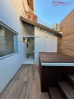 Casa á venda com 4/4 em Buraquinho | Churrasqueira | SPA | Energia solar.