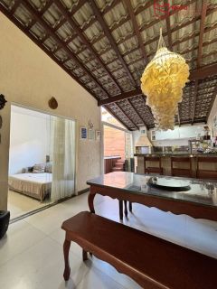 Casa á venda com 4/4 em Buraquinho | Churrasqueira | SPA | Energia solar.