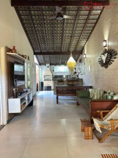 Casa á venda com 4/4 em Buraquinho | Churrasqueira | SPA | Energia solar.