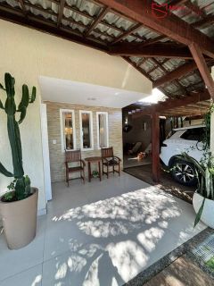 Casa á venda com 4/4 em Buraquinho | Churrasqueira | SPA | Energia solar.