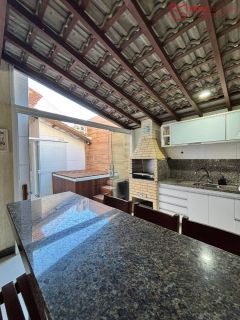 Casa á venda com 4/4 em Buraquinho | Churrasqueira | SPA | Energia solar.