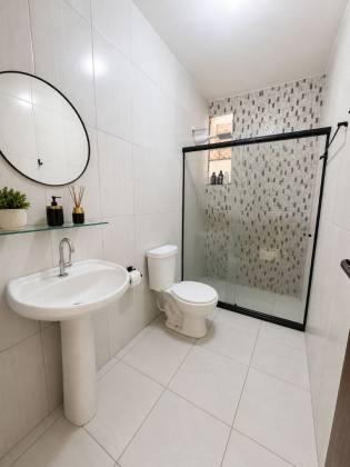 Excelente casa térrea de rua, totalmente solta, ampla, estruturada e pronta para financiamento.