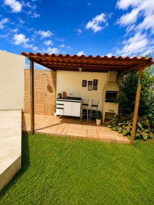 Excelente casa térrea de rua, totalmente solta, ampla, estruturada e pronta para financiamento.