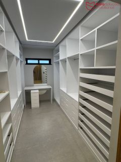 Belíssima casa no Alphaville  Litoral Norte 1 | Rua privilegiada