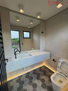 Belíssima casa no Alphaville  Litoral Norte 1 | Rua privilegiada