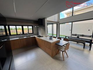 Belíssima casa no Alphaville  Litoral Norte 1 | Rua privilegiada