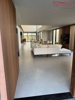Belíssima casa no Alphaville  Litoral Norte 1 | Rua privilegiada