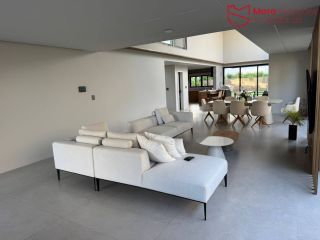 Belíssima casa no Alphaville  Litoral Norte 1 | Rua privilegiada