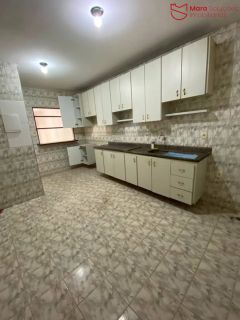 Casa de Rua 3/4 com Suíte, Garagem e Área Ampla