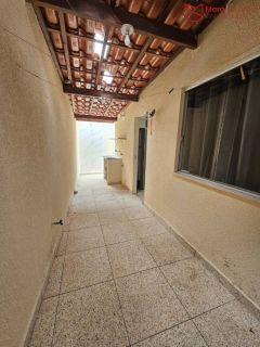 Casa individual de rua, com 4/4 próximo ao OUTLET PREMIUM