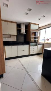Casa Semi-mobiliada com 2 Suítes e Área Gourmet no Centro de Lauro de Freitas