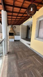 Casa Semi-mobiliada com 2 Suítes e Área Gourmet no Centro de Lauro de Freitas