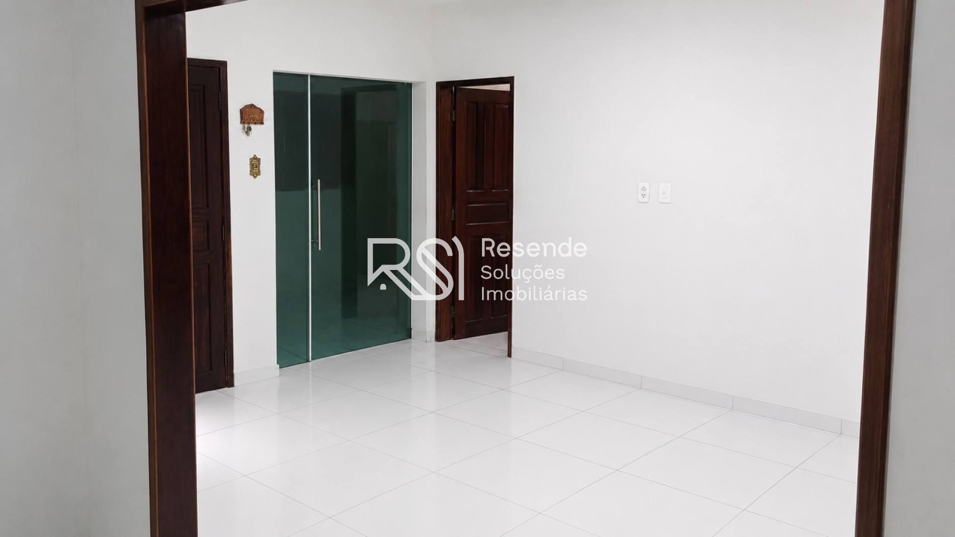 Casa Ampla com 4 Quartos na Jatiúca, A Poucos Metros da Praia de Maceió