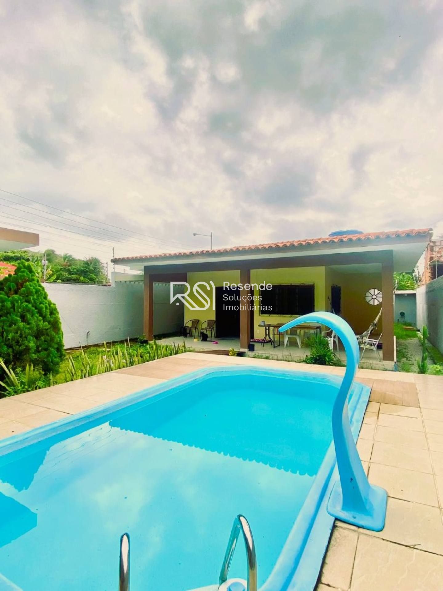 Casa mobiliada no Condomínio Félix de Melo com piscina, automação residencial e a apenas 200 metros da Prainha de Barra Nova