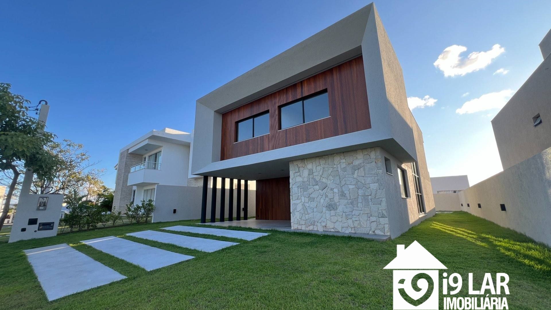 Casa Exclusiva com 4 Suítes e Área Gourmet à Venda no Alphaville Litoral Norte 2