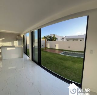 Casa Exclusiva com 4 Suítes e Área Gourmet à Venda no Alphaville Litoral Norte 2