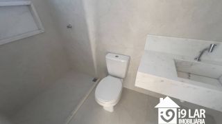 Casa Exclusiva com 4 Suítes e Área Gourmet à Venda no Alphaville Litoral Norte 2