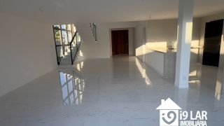 Casa Exclusiva com 4 Suítes e Área Gourmet à Venda no Alphaville Litoral Norte 2